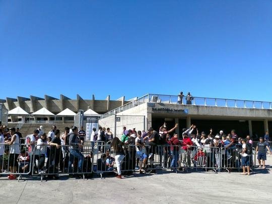 Grande número de torcedores foi aos locais de venda em busca de ingresso para o clássico