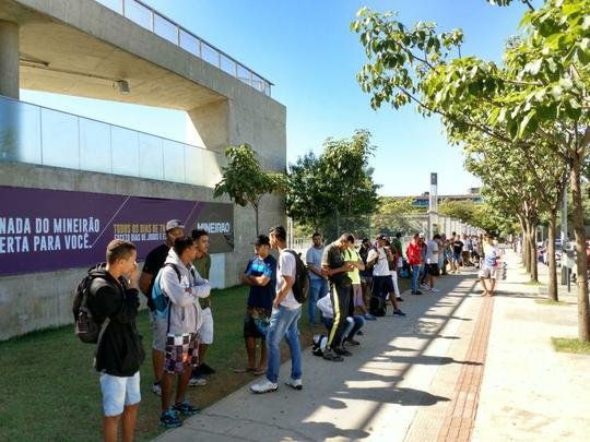 Grande número de torcedores foi aos locais de venda em busca de ingresso para o clássico