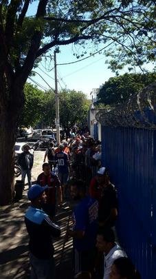 Grande número de torcedores foi aos locais de venda em busca de ingresso para o clássico