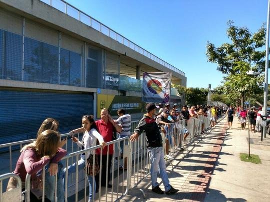 Grande número de torcedores foi aos locais de venda em busca de ingresso para o clássico