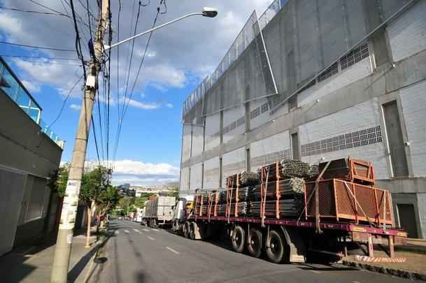 Duas carretas aguardam autorizao para descarregar andaimes e plataformas no Independncia. Peas sero usadas em obra para ampliar a capacidade do estdio de 23 mil para 25,3 mil lugares. Melhoria ser feita atrs de um dos gols, na parte fechada da arena, no setor Minas (Brahma), que saltar de 3,7 mil para 6 mil assentos. Segundo Bruno Balsimelli, CEO da Luarenas (Lagardre Unlimited), nome da nova gestora do estdio, em parceria com a BWA, a inteno , em breve, aumentar a capacidade para 30 mil, com investimentos na ordem de R$ 8,8 milhes. Para isso, tambm seriam necessrias intervenes acima dos vestirios.