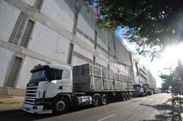 Duas carretas aguardam autorizao para descarregar andaimes e plataformas no Independncia. Peas sero usadas em obra para ampliar a capacidade do estdio de 23 mil para 25,3 mil lugares. Melhoria ser feita atrs de um dos gols, na parte fechada da arena, no setor Minas (Brahma), que saltar de 3,7 mil para 6 mil assentos. Segundo Bruno Balsimelli, CEO da Luarenas (Lagardre Unlimited), nome da nova gestora do estdio, em parceria com a BWA, a inteno , em breve, aumentar a capacidade para 30 mil, com investimentos na ordem de R$ 8,8 milhes. Para isso, tambm seriam necessrias intervenes acima dos vestirios.