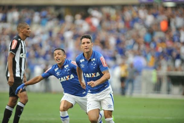 Imagens do primeiro tempo: Cruzeiro abriu o placar com um minuto de jogo, gol de Thiago Neves