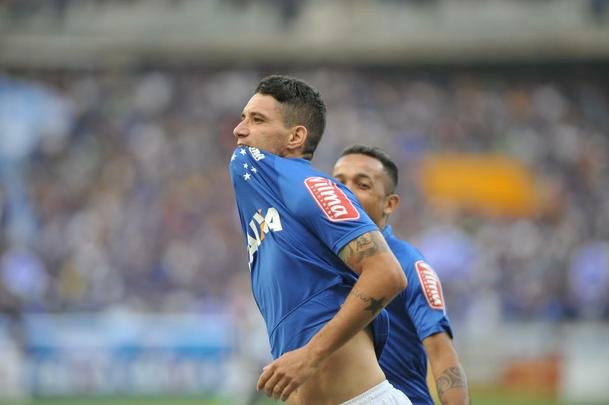Imagens do primeiro tempo: Cruzeiro abriu o placar com um minuto de jogo, gol de Thiago Neves