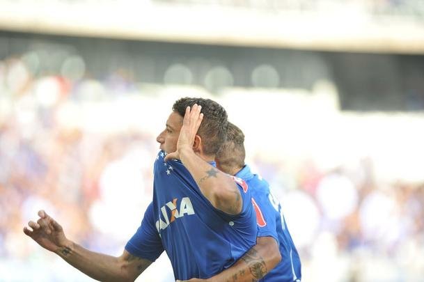 Imagens do primeiro tempo: Cruzeiro abriu o placar com um minuto de jogo, gol de Thiago Neves