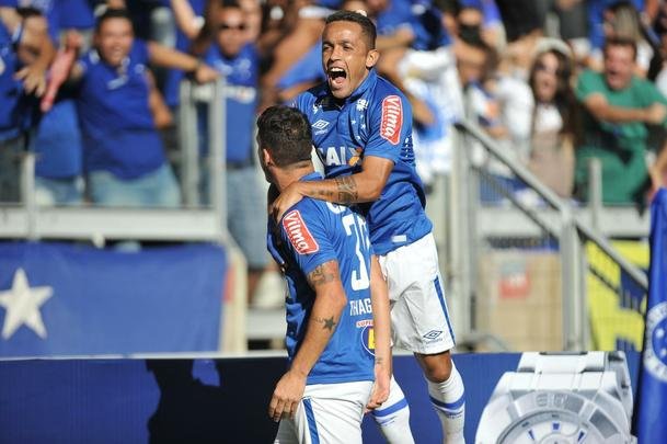 Imagens do primeiro tempo: Cruzeiro abriu o placar com um minuto de jogo, gol de Thiago Neves