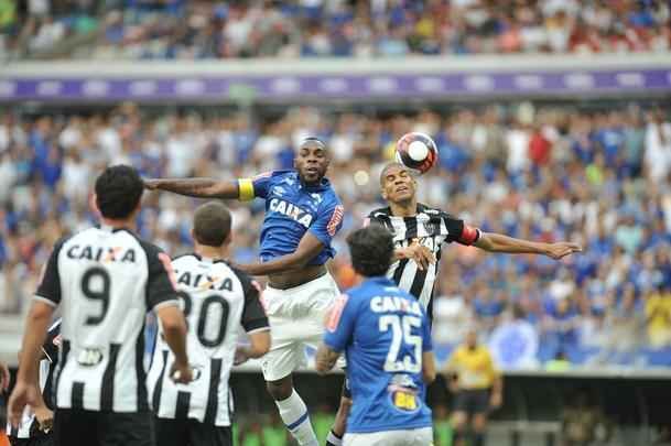 Imagens do primeiro tempo: Cruzeiro abriu o placar com um minuto de jogo, gol de Thiago Neves