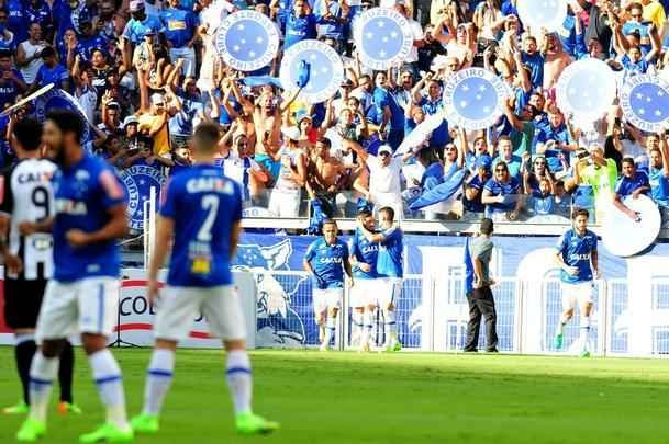 Imagens do primeiro tempo: Cruzeiro abriu o placar com um minuto de jogo, gol de Thiago Neves