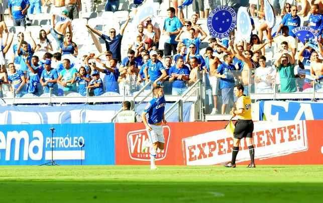 Imagens do primeiro tempo: Cruzeiro abriu o placar com um minuto de jogo, gol de Thiago Neves