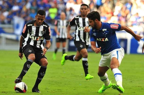Robinho em lance do primeiro tempo