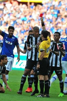 Fred foi expulso aos 25 do primeiro tempo aps dar soco em zagueiro Manoel, do Cruzeiro