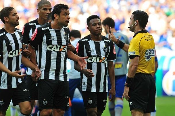 Fred foi expulso aos 25 do primeiro tempo aps dar soco em zagueiro Manoel, do Cruzeiro