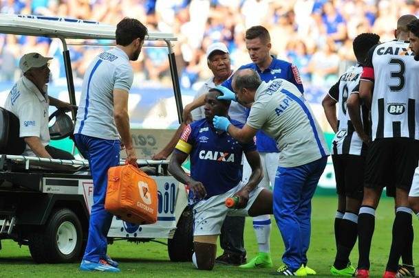 Fred foi expulso aos 25 do primeiro tempo aps dar soco em zagueiro Manoel, do Cruzeiro