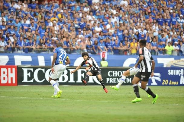 No segundo tempo, jogo ficou mais tenso. Arrascaeta fez 2 a 0 para o Cruzeiro, e Elias diminuiu para o Galo