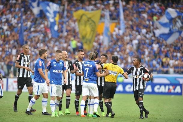 No segundo tempo, jogo ficou mais tenso. Arrascaeta fez 2 a 0 para o Cruzeiro, e Elias diminuiu para o Galo