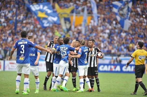 No segundo tempo, jogo ficou mais tenso. Arrascaeta fez 2 a 0 para o Cruzeiro, e Elias diminuiu para o Galo