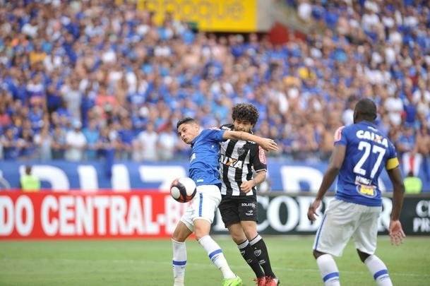 No segundo tempo, jogo ficou mais tenso. Arrascaeta fez 2 a 0 para o Cruzeiro, e Elias diminuiu para o Galo