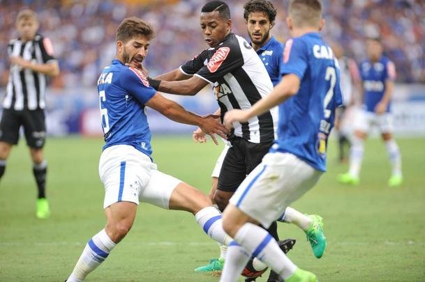 No segundo tempo, jogo ficou mais tenso. Arrascaeta fez 2 a 0 para o Cruzeiro, e Elias diminuiu para o Galo