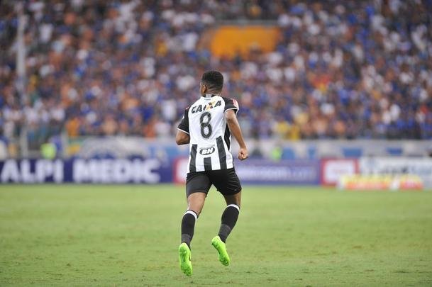 No segundo tempo, jogo ficou mais tenso. Arrascaeta fez 2 a 0 para o Cruzeiro, e Elias diminuiu para o Galo