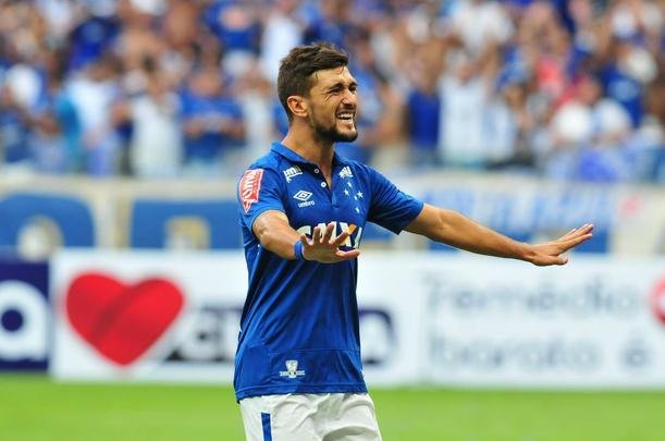 Cruzeiro confirmou vitria no segundo tempo com gol de Arrascaeta; Elias ainda diminuiu para o Galo