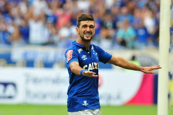 Cruzeiro confirmou vitria no segundo tempo com gol de Arrascaeta; Elias ainda diminuiu para o Galo