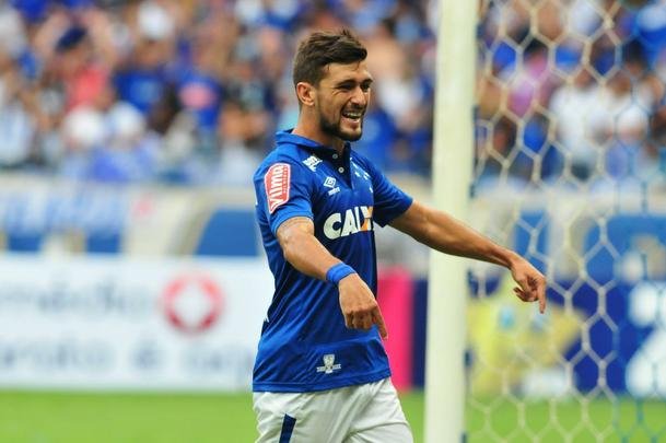 Cruzeiro confirmou vitria no segundo tempo com gol de Arrascaeta; Elias ainda diminuiu para o Galo