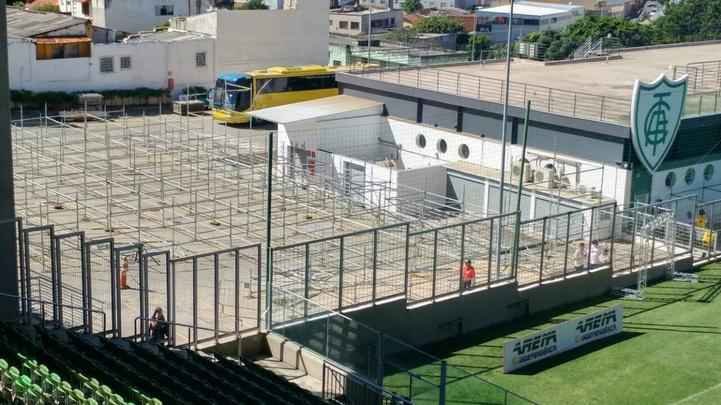 Operadora do estádio não tem autorização para iniciar obras de ampliação, mas, neste domingo, em jogo de futebol americano, já era possível ver instalação de andaimes que sustentarão as arquibancadas móveis