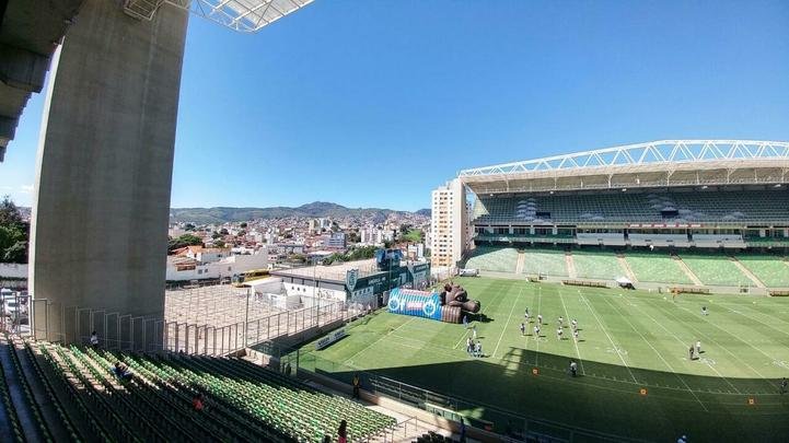 Operadora do estádio não tem autorização para iniciar obras de ampliação, mas, neste domingo, em jogo de futebol americano, já era possível ver instalação de andaimes que sustentarão as arquibancadas móveis