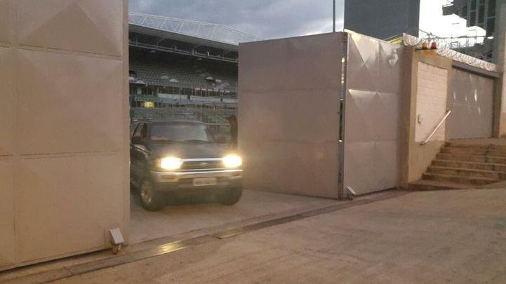 Arquibancada móvel está sendo erguida ao lado dos vestiários do Independência