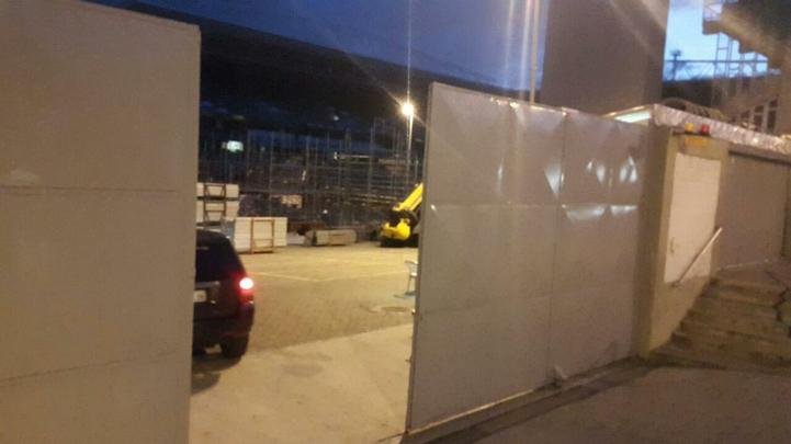 Arquibancada móvel está sendo erguida ao lado dos vestiários do Independência