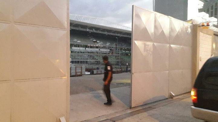 Arquibancada móvel está sendo erguida ao lado dos vestiários do Independência