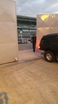 Arquibancada móvel está sendo erguida ao lado dos vestiários do Independência