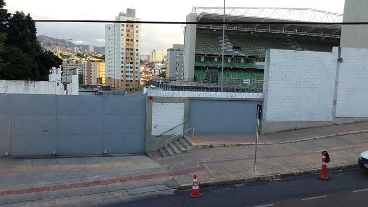 Arquibancada móvel está sendo erguida ao lado dos vestiários do Independência