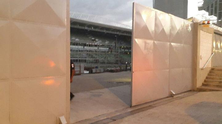 Arquibancada móvel está sendo erguida ao lado dos vestiários do Independência