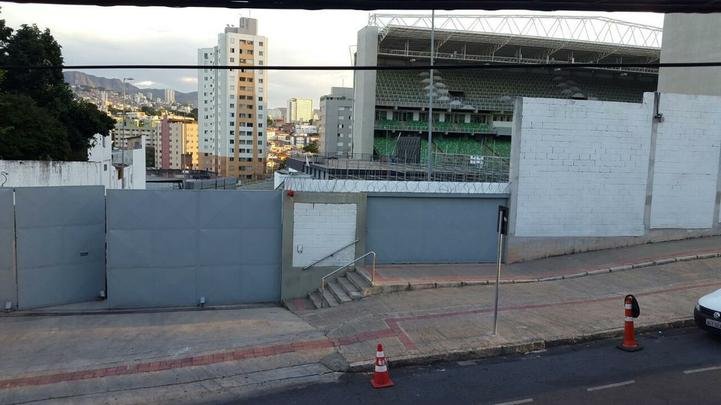 Arquibancada móvel está sendo erguida ao lado dos vestiários do Independência