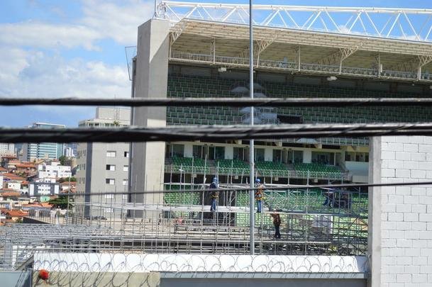 Passados quatro dias de trabalho em turno triplo no Independncia, a instalao das arquibancadas mveis avana. Concessionria LuArenas pretende submeter projeto ao Grupo Consultivo da Arena Independncia (GCAI) ainda esta semana para tentar obter parecer positivo e ampliar capacidade do estdio de 23 mil para 30 mil espectadores.