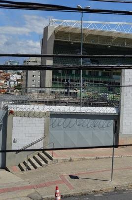 Passados quatro dias de trabalho em turno triplo no Independncia, a instalao das arquibancadas mveis avana. Concessionria LuArenas pretende submeter projeto ao Grupo Consultivo da Arena Independncia (GCAI) ainda esta semana para tentar obter parecer positivo e ampliar capacidade do estdio de 23 mil para 30 mil espectadores.