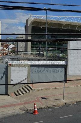 Passados quatro dias de trabalho em turno triplo no Independncia, a instalao das arquibancadas mveis avana. Concessionria LuArenas pretende submeter projeto ao Grupo Consultivo da Arena Independncia (GCAI) ainda esta semana para tentar obter parecer positivo e ampliar capacidade do estdio de 23 mil para 30 mil espectadores.