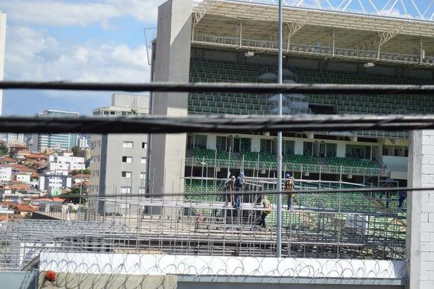 Passados quatro dias de trabalho em turno triplo no Independncia, a instalao das arquibancadas mveis avana. Concessionria LuArenas pretende submeter projeto ao Grupo Consultivo da Arena Independncia (GCAI) ainda esta semana para tentar obter parecer positivo e ampliar capacidade do estdio de 23 mil para 30 mil espectadores.