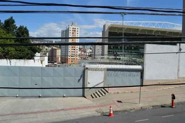 Passados quatro dias de trabalho em turno triplo no Independncia, a instalao das arquibancadas mveis avana. Concessionria LuArenas pretende submeter projeto ao Grupo Consultivo da Arena Independncia (GCAI) ainda esta semana para tentar obter parecer positivo e ampliar capacidade do estdio de 23 mil para 30 mil espectadores.