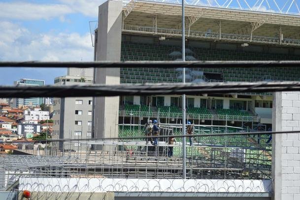 Passados quatro dias de trabalho em turno triplo no Independncia, a instalao das arquibancadas mveis avana. Concessionria LuArenas pretende submeter projeto ao Grupo Consultivo da Arena Independncia (GCAI) ainda esta semana para tentar obter parecer positivo e ampliar capacidade do estdio de 23 mil para 30 mil espectadores.