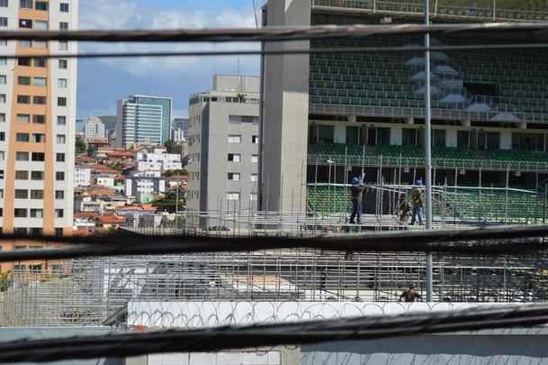 Passados quatro dias de trabalho em turno triplo no Independncia, a instalao das arquibancadas mveis avana. Concessionria LuArenas pretende submeter projeto ao Grupo Consultivo da Arena Independncia (GCAI) ainda esta semana para tentar obter parecer positivo e ampliar capacidade do estdio de 23 mil para 30 mil espectadores.