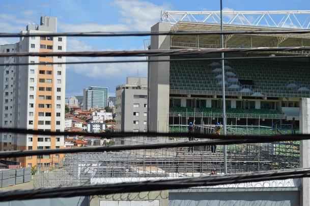 Passados quatro dias de trabalho em turno triplo no Independncia, a instalao das arquibancadas mveis avana. Concessionria LuArenas pretende submeter projeto ao Grupo Consultivo da Arena Independncia (GCAI) ainda esta semana para tentar obter parecer positivo e ampliar capacidade do estdio de 23 mil para 30 mil espectadores.