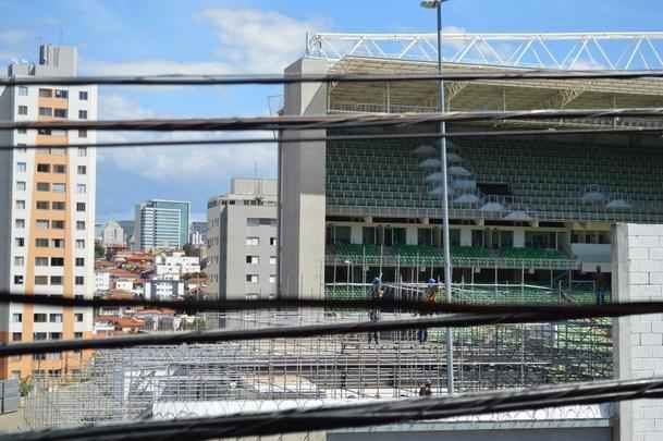 Passados quatro dias de trabalho em turno triplo no Independncia, a instalao das arquibancadas mveis avana. Concessionria LuArenas pretende submeter projeto ao Grupo Consultivo da Arena Independncia (GCAI) ainda esta semana para tentar obter parecer positivo e ampliar capacidade do estdio de 23 mil para 30 mil espectadores.