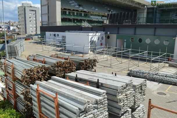 Passados quatro dias de trabalho em turno triplo no Independncia, a instalao das arquibancadas mveis avana. Concessionria LuArenas pretende submeter projeto ao Grupo Consultivo da Arena Independncia (GCAI) ainda esta semana para tentar obter parecer positivo e ampliar capacidade do estdio de 23 mil para 30 mil espectadores.