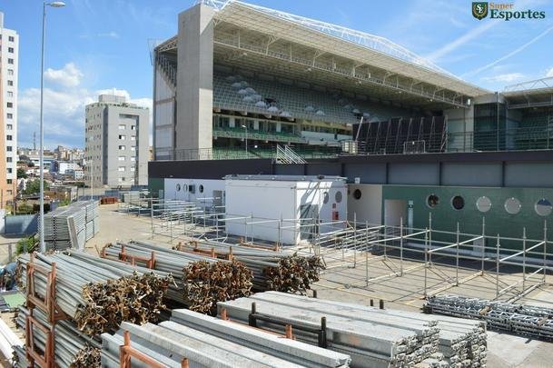 Passados quatro dias de trabalho em turno triplo no Independncia, a instalao das arquibancadas mveis avana. Concessionria LuArenas pretende submeter projeto ao Grupo Consultivo da Arena Independncia (GCAI) ainda esta semana para tentar obter parecer positivo e ampliar capacidade do estdio de 23 mil para 30 mil espectadores.