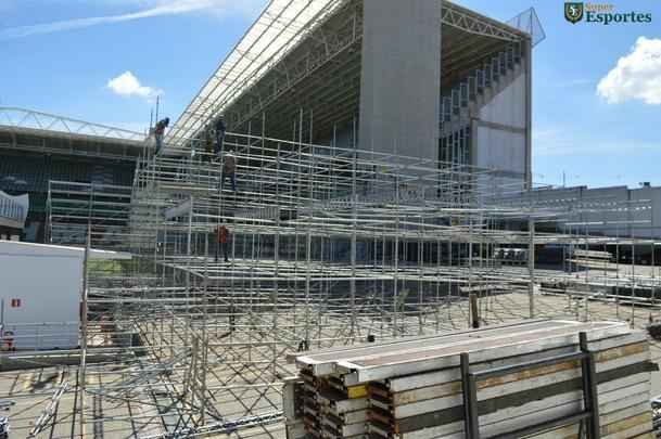 Passados quatro dias de trabalho em turno triplo no Independncia, a instalao das arquibancadas mveis avana. Concessionria LuArenas pretende submeter projeto ao Grupo Consultivo da Arena Independncia (GCAI) ainda esta semana para tentar obter parecer positivo e ampliar capacidade do estdio de 23 mil para 30 mil espectadores.