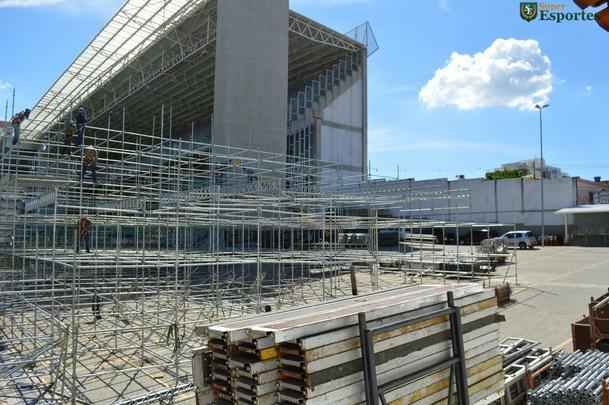 Passados quatro dias de trabalho em turno triplo no Independncia, a instalao das arquibancadas mveis avana. Concessionria LuArenas pretende submeter projeto ao Grupo Consultivo da Arena Independncia (GCAI) ainda esta semana para tentar obter parecer positivo e ampliar capacidade do estdio de 23 mil para 30 mil espectadores.
