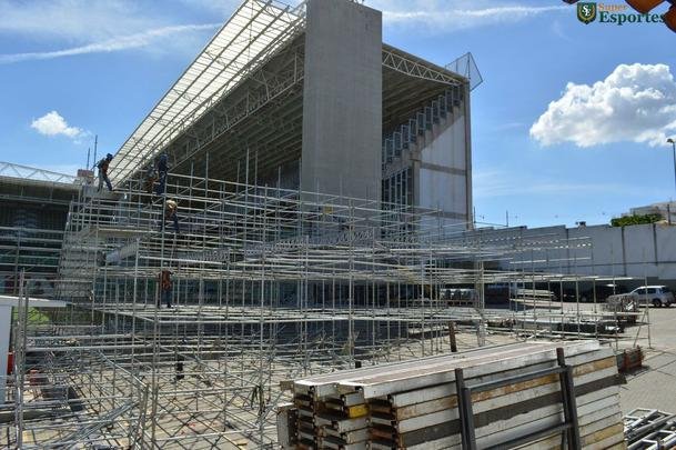 Passados quatro dias de trabalho em turno triplo no Independncia, a instalao das arquibancadas mveis avana. Concessionria LuArenas pretende submeter projeto ao Grupo Consultivo da Arena Independncia (GCAI) ainda esta semana para tentar obter parecer positivo e ampliar capacidade do estdio de 23 mil para 30 mil espectadores.