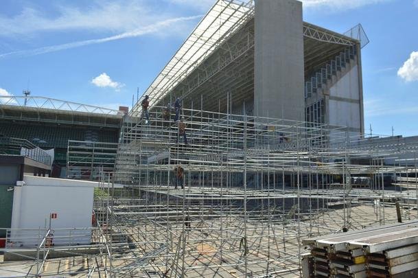 Passados quatro dias de trabalho em turno triplo no Independncia, a instalao das arquibancadas mveis avana. Concessionria LuArenas pretende submeter projeto ao Grupo Consultivo da Arena Independncia (GCAI) ainda esta semana para tentar obter parecer positivo e ampliar capacidade do estdio de 23 mil para 30 mil espectadores.